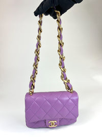 Excellent Pre-Loved Purple Lambskin Leather Flap Bag with Tonal Leather Interlaced Chunky Chain.(upright)