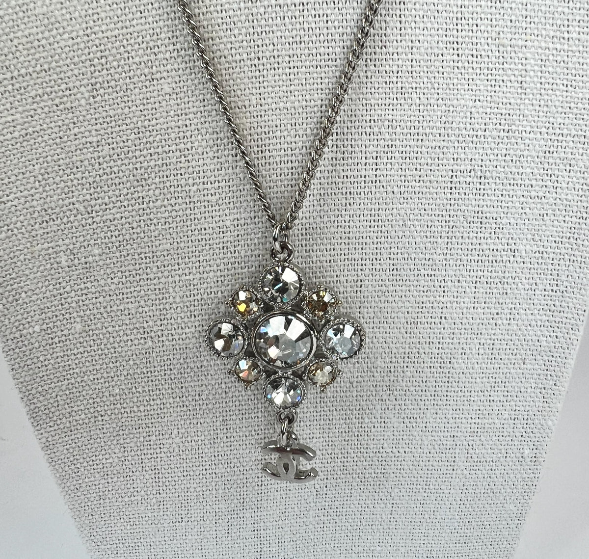 Excellent Pre-Loved Silver Tone Metal with White and Light Yellow Crystal Embellished Floral Pendant Drop Necklace. (close up)