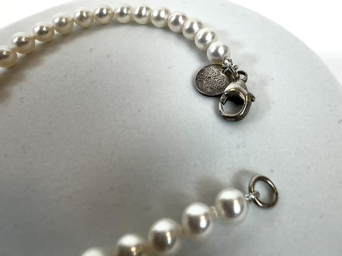 Pre-Loved Mini Pearl Bracelet with Silver Hardware. (close up)