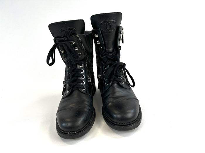 Pre-Loved Black Quilted Leather Lace Up Double Zip Combat Boots. (front)