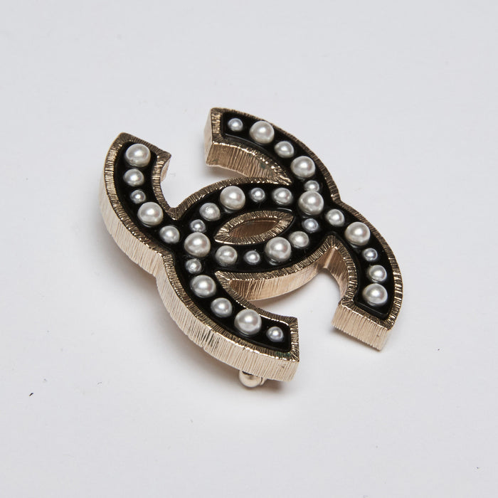 Excellent Pre-Loved Gold Tone Metal Black Enamel Filled Logo Brooch with Faux Mini Pearls Embellishment. (side)