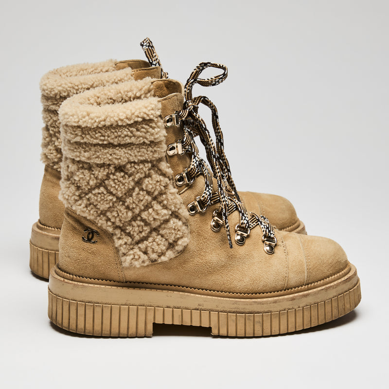 Pre-Loved Chanel ™ 2021 Coco Neige Combat Boots in Beige Suede and Shearling, Size 37