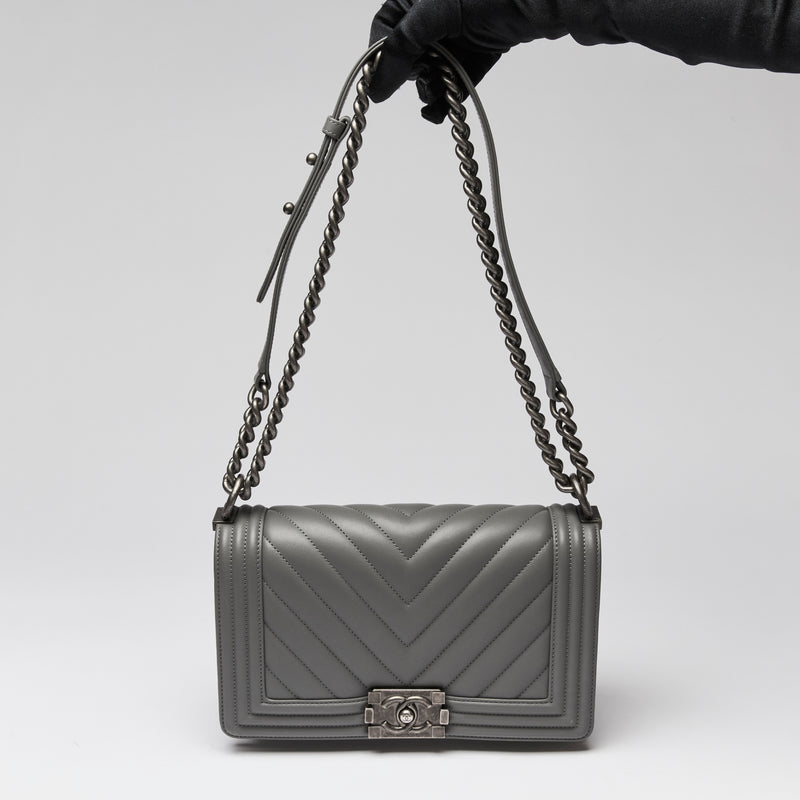 Pre-Loved Chanel ™ Grey Lambskin Boy Bag 25 Series