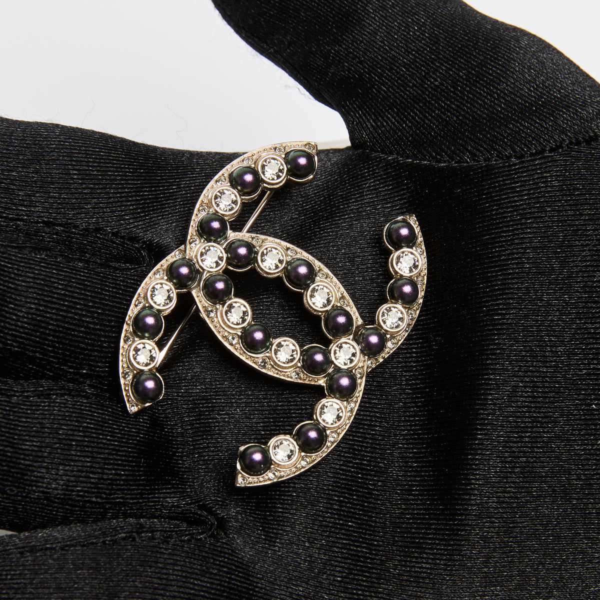 Pre-Loved Chanel ™ Gold Brooch with Pearl and Crystal Embellishments