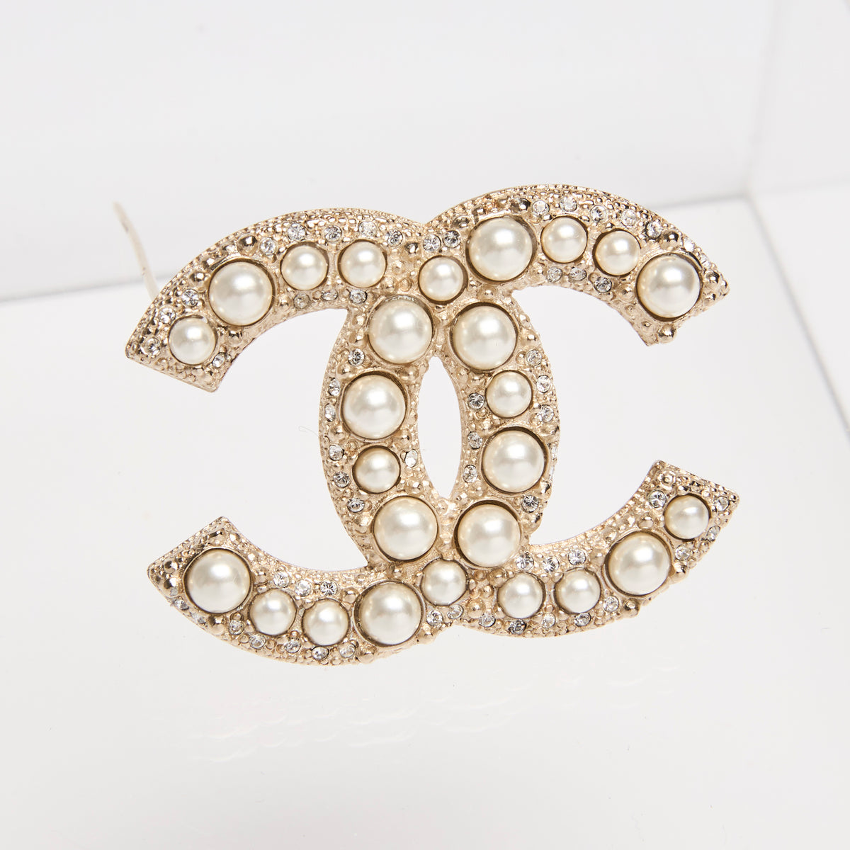 Pre-Loved Chanel ™ Gold Brooch with Crystal Embellishments and Pearls