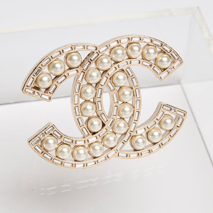 Pre-Loved Chanel ™ Gold Brooch with Pearls