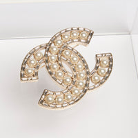 Pre-Loved Chanel ™ Gold Brooch with Pearls