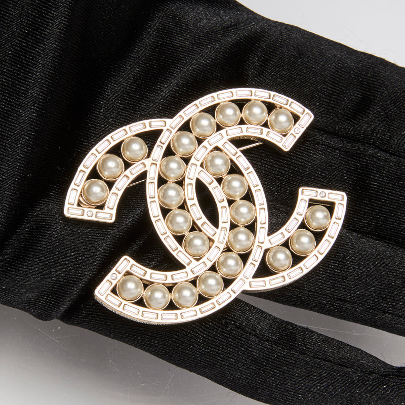 Pre-Loved Chanel ™ Gold Brooch with Pearls