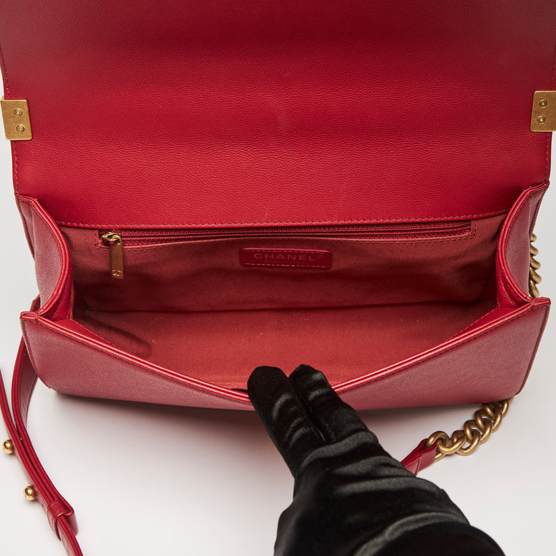 Excellent Pre-Loved Large Red Grained Calfskin Leather Structured Flap Bag with Aged Gold Hardware and Shoulder Chain. (inteiror)