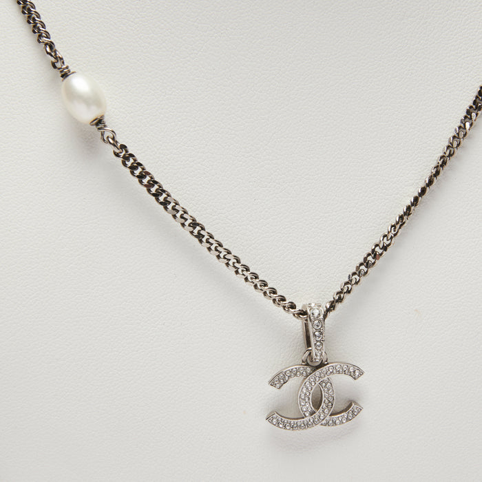Pre-Loved Dark Silver Tone Small Logo Pendant Necklace with Pearls.(close up)