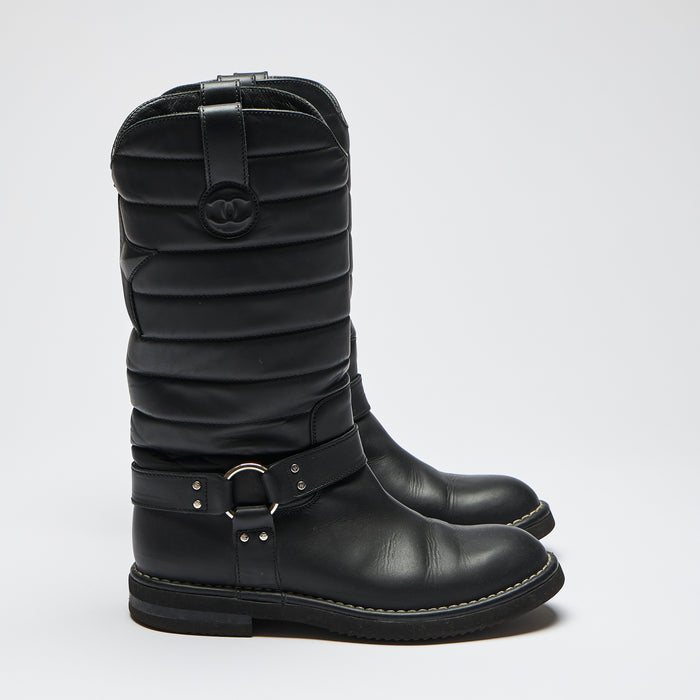 Pre-Loved Black Quilted Leather Biker Style Mid-Calf Boots with Silver Tone Buckles and Ankle Straps. (side)