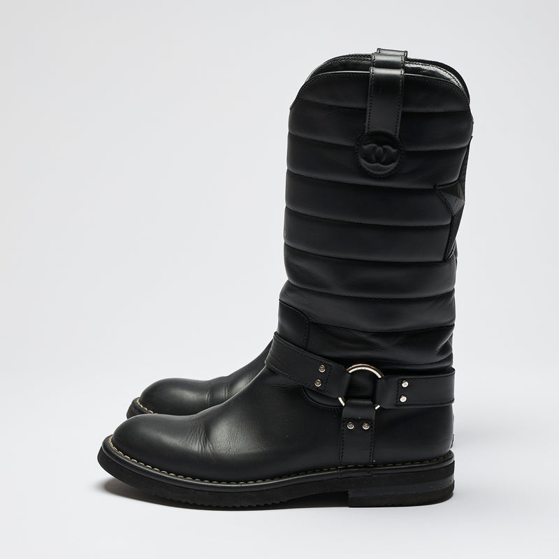 Pre-Loved Black Quilted Leather Biker Style Mid-Calf Boots with Silver Tone Buckles and Ankle Straps. (side)