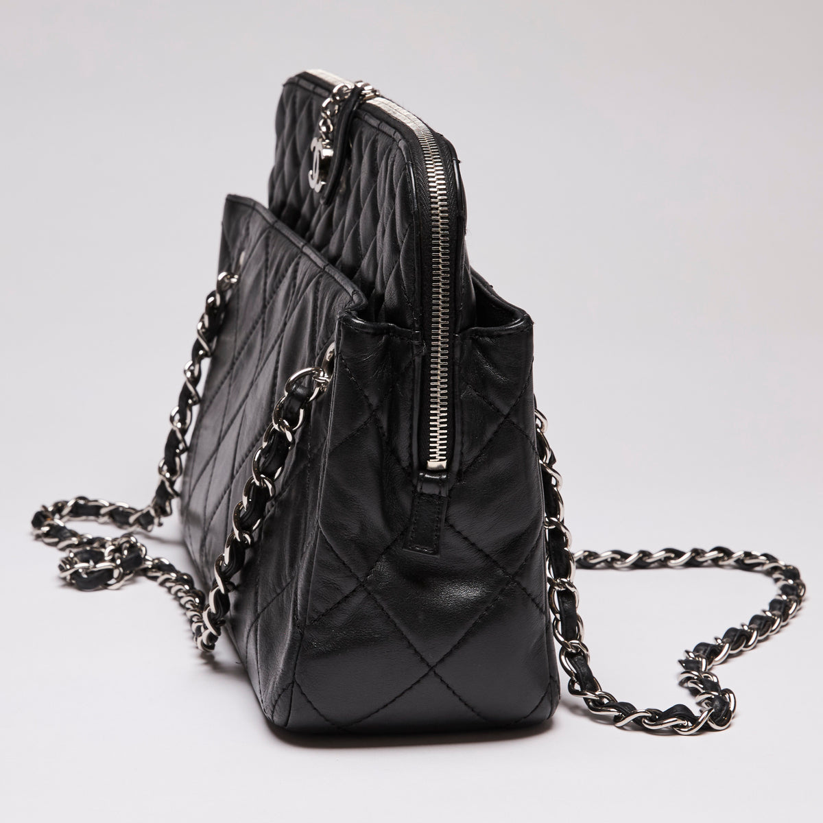 Pre-Loved Chanel™ Quilted Shoulder Bag Black (Side)