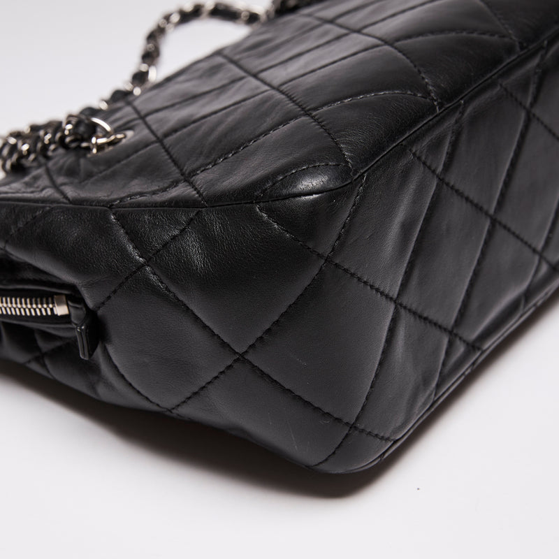 Pre-Loved Chanel™ Quilted Shoulder Bag Black (Corner)