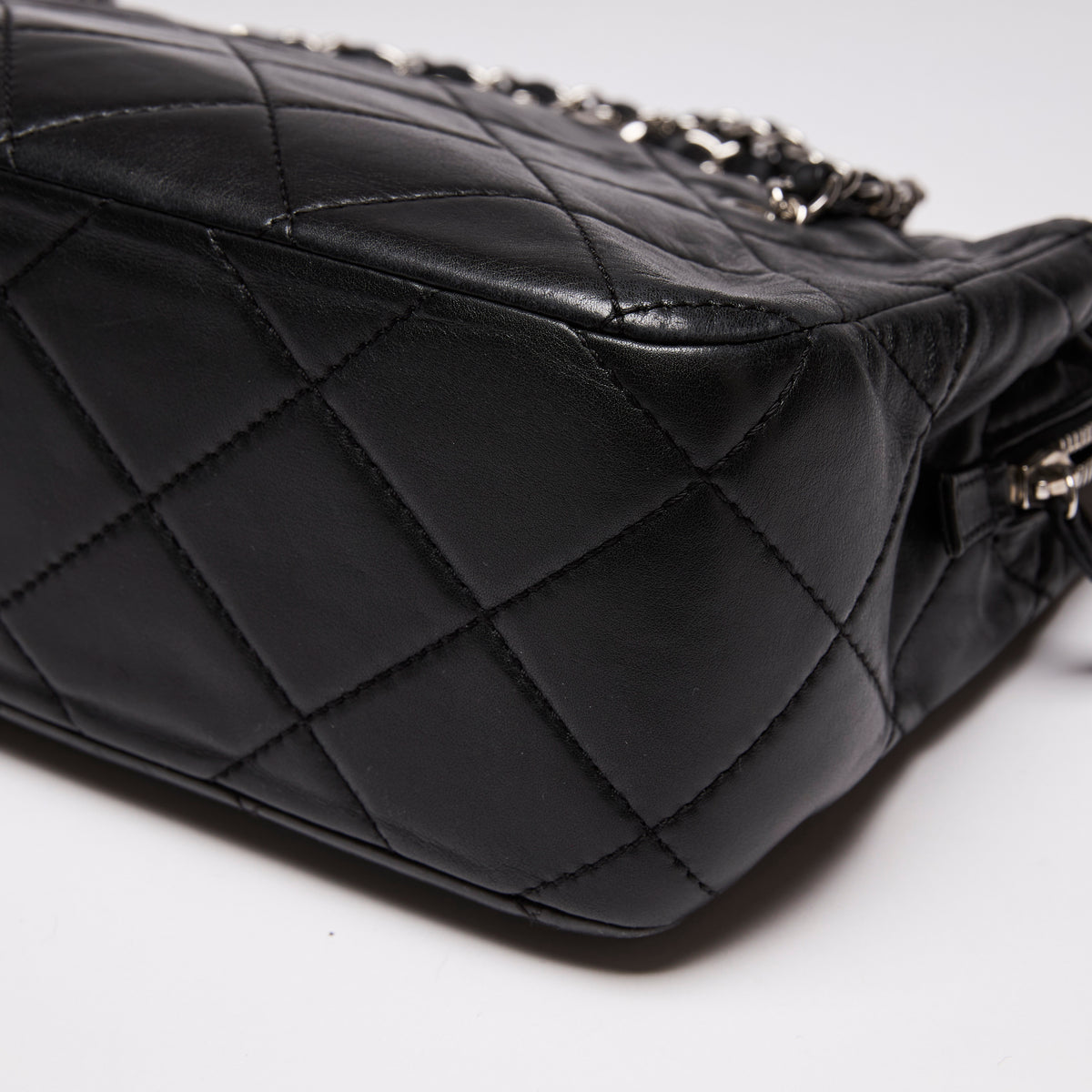 Pre-Loved Chanel™ Quilted Shoulder Bag Black (Corner)