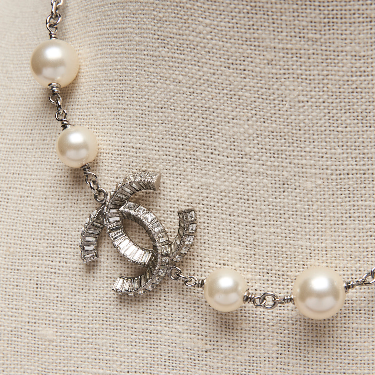 Pre-Loved Chanel™ Faux Pearl Necklace with Interlocking Letter Logo(front)