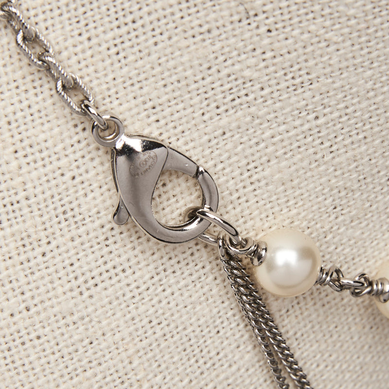 Pre-Loved Chanel™ Faux Pearl Necklace with Interlocking Letter Logo(clasp)