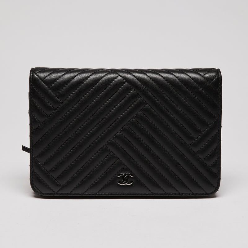 Pre-Loved Chanel™ Chevron Quilted Crossing Wallet On Chain Black (Front)