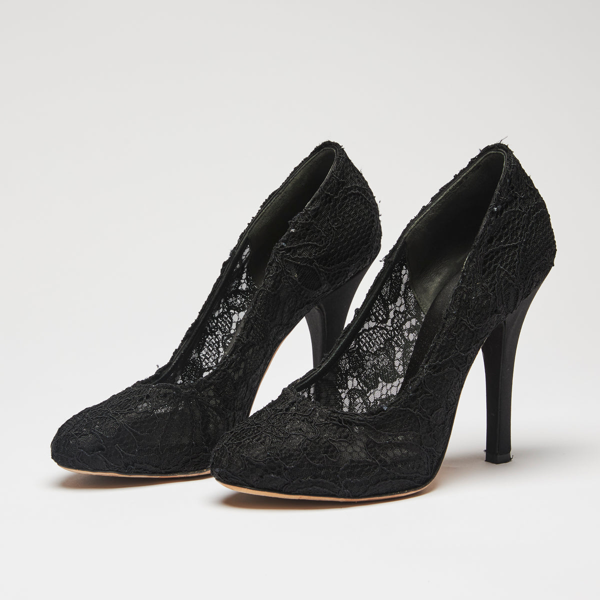 Pre-Loved Black Lace Fabric Round Toe Heels.(side)