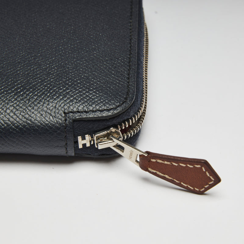 Excellent Pre-Loved Dark Navy Textured Leather Zip Around Long Wallet. (zipper pull close up)