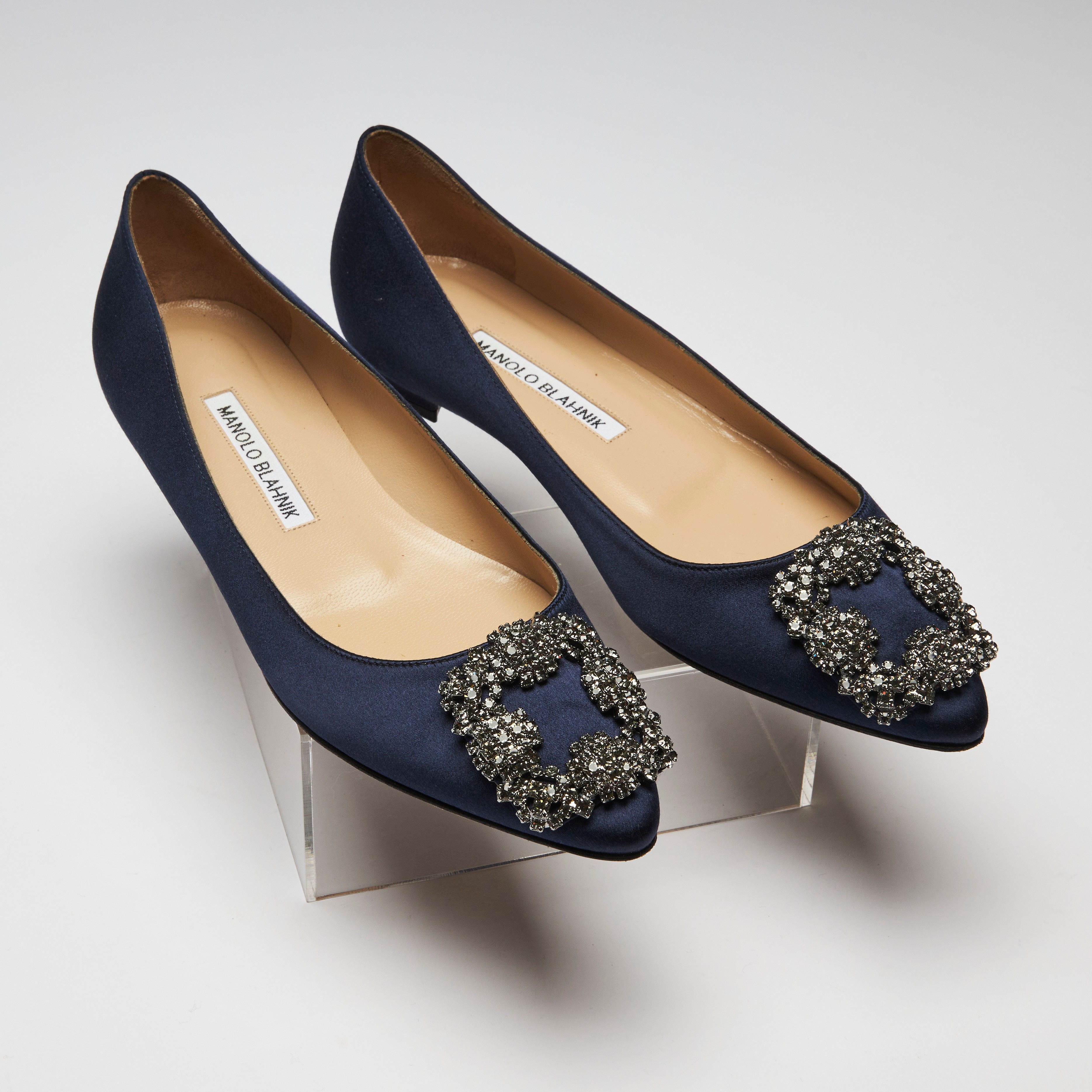 Manolo blahnik hangisi satin on sale flats