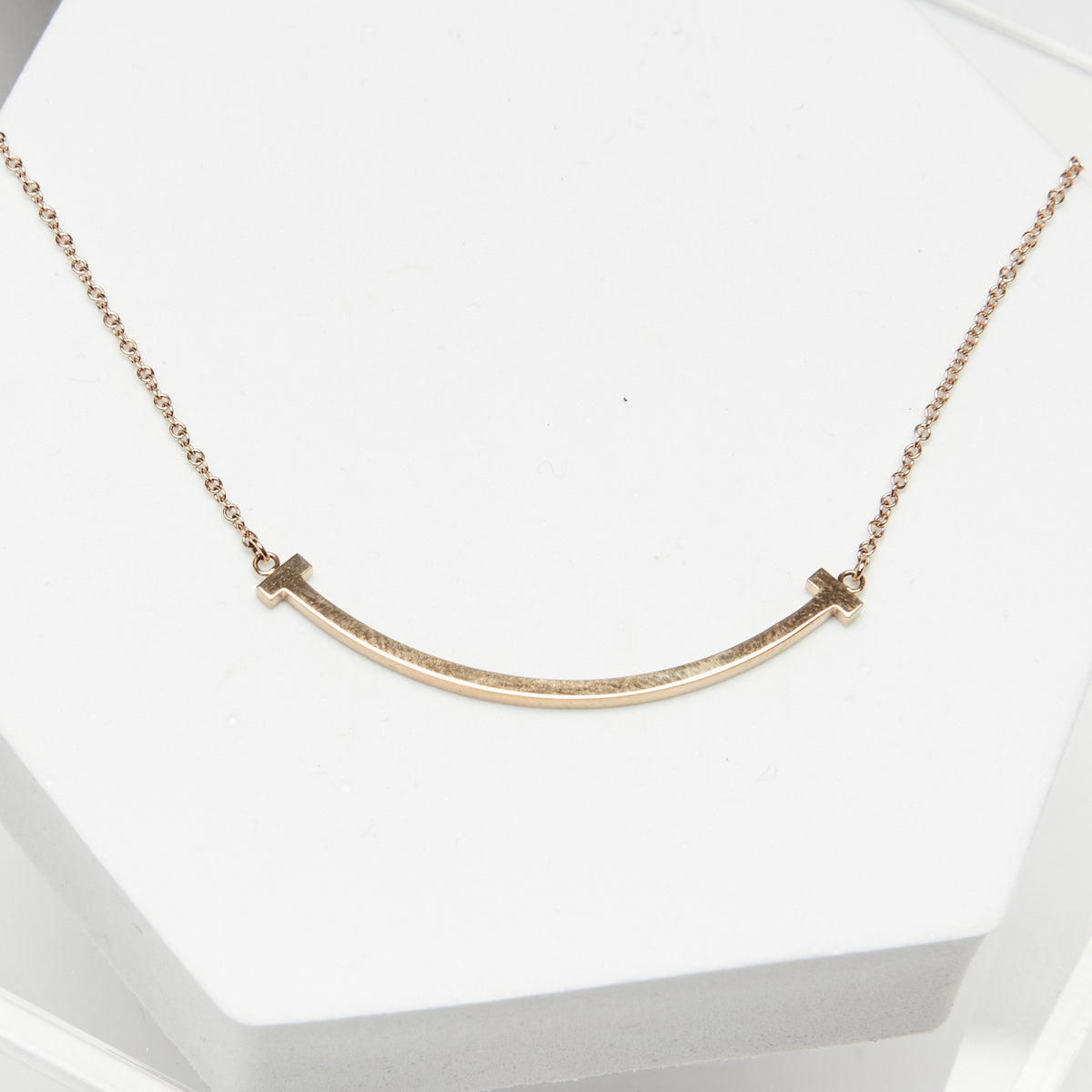 Excellent Pre-Loved Bar Pendant Necklace in Yellow Gold. (close up)