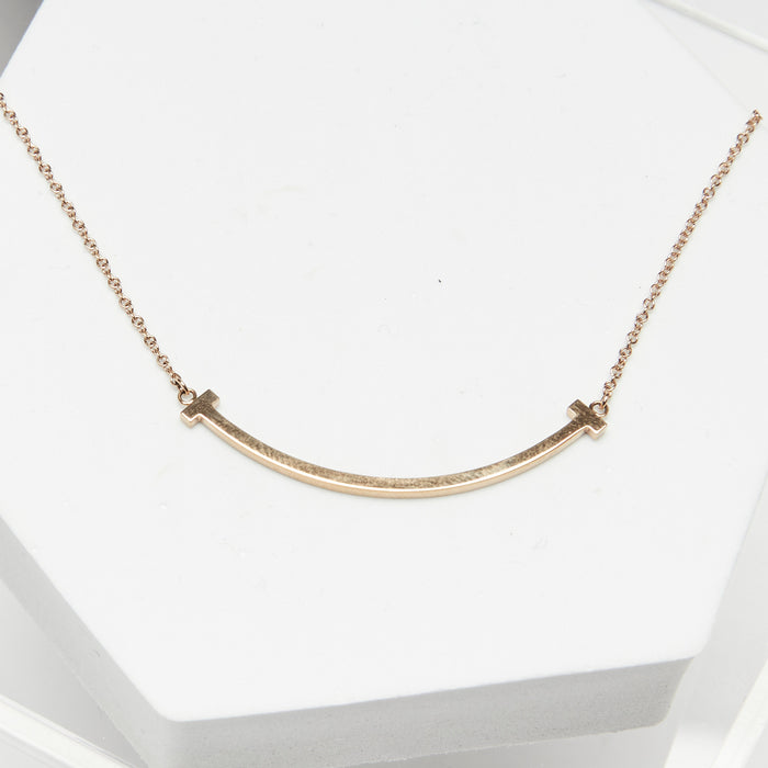 Excellent Pre-Loved Bar Pendant Necklace in Yellow Gold. (close up)