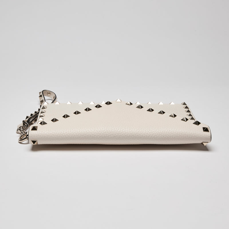 Valentino Garavani Pebbled Calfskin Large Rockstud Envelope Clutch Cream (Top)