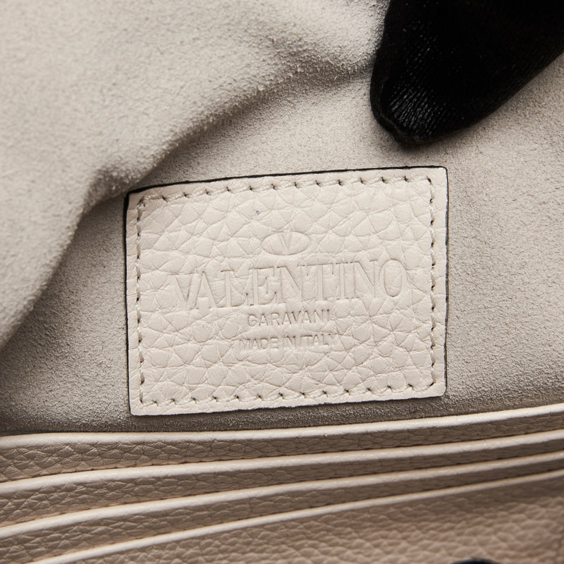 Valentino Garavani Pebbled Calfskin Large Rockstud Envelope Clutch Cream (Label)