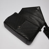 Pre-Loved Black Grained Leather Chevron Stitched Flap Bag with Removable Shoulder Chain and Handle.(flap)