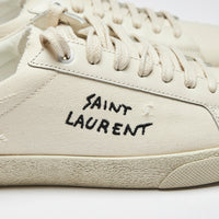 Excellent Pre-Love White Canvas Round Toe Lace Up Sneakers. (logo)