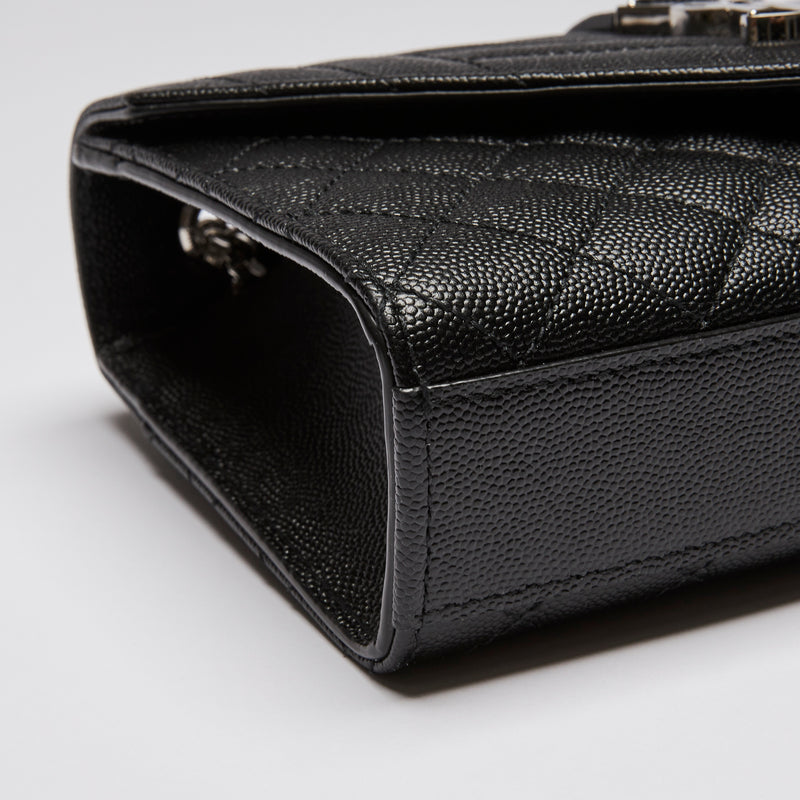 Excellent Pre-Loved Black Pebbled Leather Tri-Quilted Envelope Chain Bag.(corner)